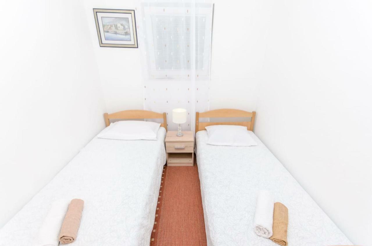 Holiday Apartment With Garden Kaštela Kültér fotó