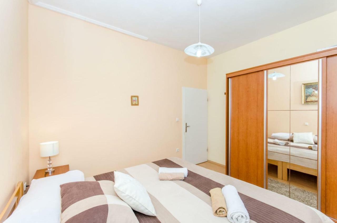 Holiday Apartment With Garden Kaštela Kültér fotó