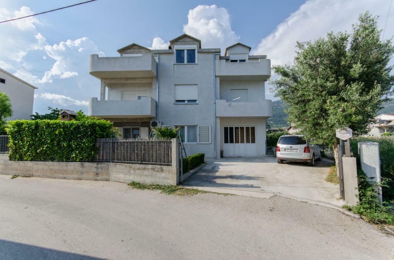 Holiday Apartment With Garden Kaštela Kültér fotó