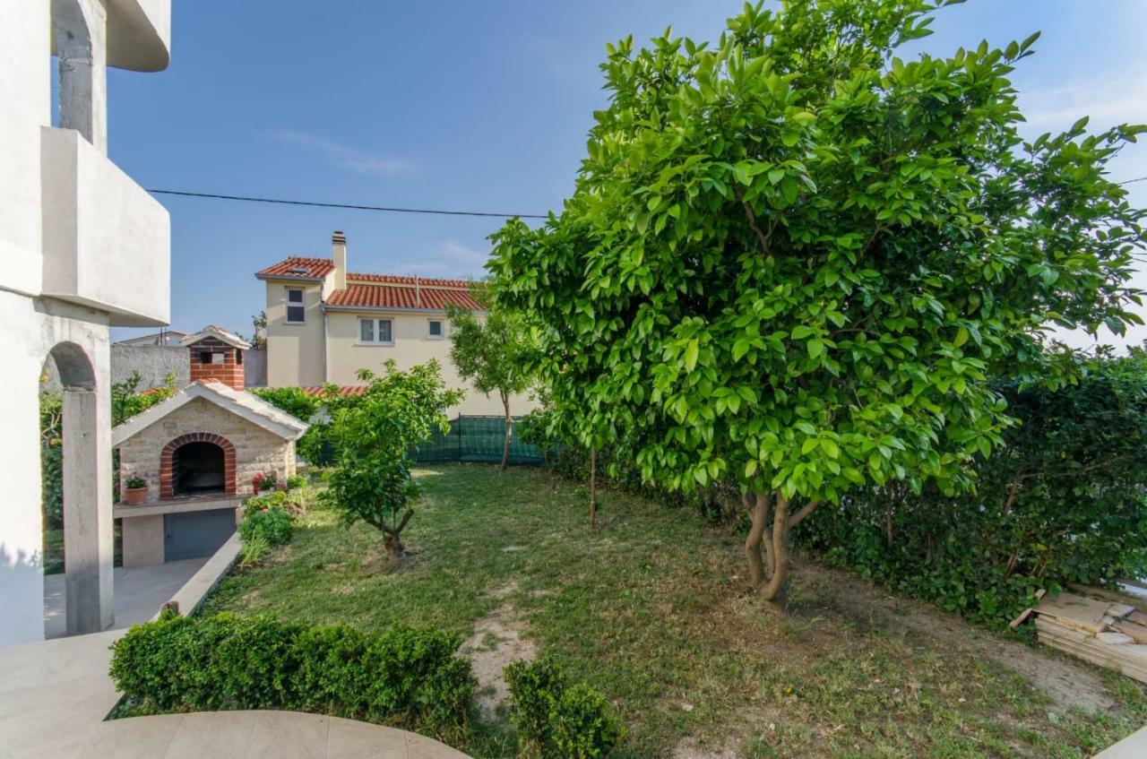 Holiday Apartment With Garden Kaštela Kültér fotó
